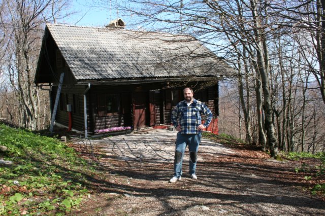 andrejs53mnposinginfrontofthes50lcottage.jpg